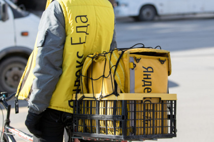 Курьеры «Яндекса» в Астане вместо заказов взяли в руки транспаранты